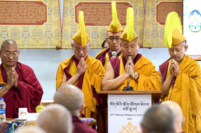 Tibetští buddhističtí mniši se modlí před začátkem náboženské konference různých škol tibetského buddhismu v indické Dharamsale.