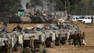 Israeli soldiers prepare armoured personnel carriers (APC) at an area near the border with the Gaza Strip November 16, 2012. Israel has started drafting 16,000 reserve troops, the military said on Friday, in a sign that violence could escalate further with Palestinian militants in the Gaza Strip. REUTERS/Ronen Zvulun (ISRAEL - Tags: POLITICS CIVIL UNREST MILITARY) Published: Lis. 16, 2012, 12:53 odp.