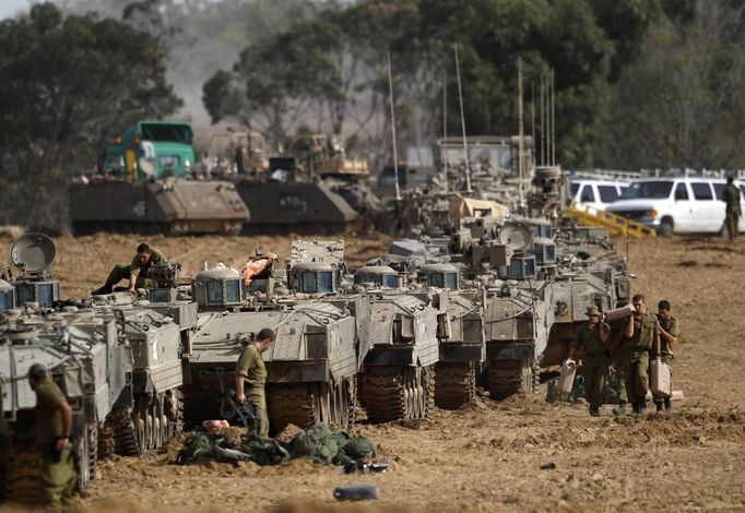 Israeli soldiers prepare armoured personnel carriers (APC) at an area near the border with the Gaza Strip November 16, 2012. Israel has started drafting 16,000 reserve troops, the military said on Friday, in a sign that violence could escalate further with Palestinian militants in the Gaza Strip. REUTERS/Ronen Zvulun (ISRAEL - Tags: POLITICS CIVIL UNREST MILITARY) Published: Lis. 16, 2012, 12:53 odp.