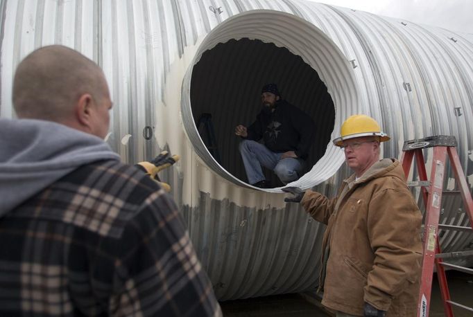 Paul Seyfried (R) talks with staff members Troy Schiff (L) and Dave Cox about a bunker they are constructing for client at Utah Shelter Systems in North Salt Lake, Utah, December 12, 2012. The price of the shelters range from $51,800 to $64,900. While most "preppers" discount the Mayan calendar prophecy, many are preparing to be self-sufficient for threats like nuclear war, natural disaster, famine and economic collapse. Picture taken December 12, 2012. REUTERS/Jim Urquhart (UNITED STATES - Tags: SOCIETY BUSINESS CONSTRUCTION) Published: Pro. 18, 2012, 5:24 odp.