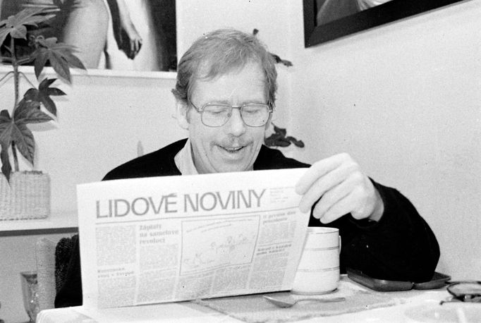 Václav Havel si čte Lidové noviny.