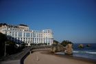 Summit G7 letos hostí jihofrancouzské město Biarritz, loni se konal v kanadském La Malbaie. Skupinka světových lídrů jedná v přepychovém komplexu Hotel du Palais.