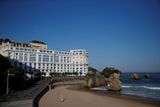 Summit G7 letos hostí jihofrancouzské město Biarritz, loni se konal v kanadském La Malbaie. Skupinka světových lídrů jedná v přepychovém komplexu Hotel du Palais.