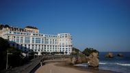 Summit G7 letos hostí jihofrancouzské město Biarritz, loni se konal v kanadském La Malbaie. Skupinka světových lídrů jedná v přepychovém komplexu Hotel du Palais.