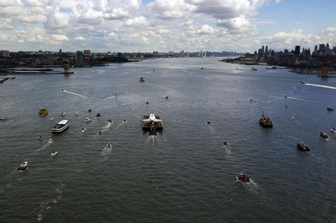 The Space Shuttle Enterprise floats up the Hudson River June 6, 2012, as it rides past the New York skyline on a barge to be placed at the Intrepid Sea, Air and Space Museum. REUTERS/Lucas Jackson (UNITED STATES - Tags: SCIENCE TECHNOLOGY TRANSPORT) Published: Čer. 6, 2012, 5:23 odp.