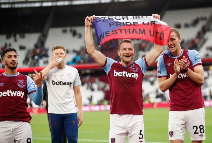 West Ham s českými hráči Vladimírem Coufalem a Tomášem Součkem slaví postup do Evropské ligy