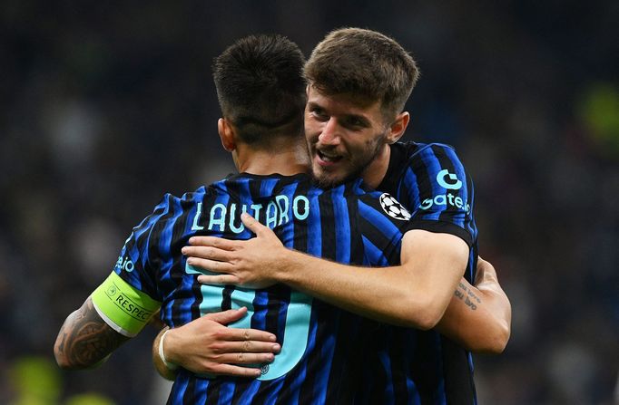 Radost fotbalistů Interu Milán v utkání Ligy mistrů se Slavií Praha