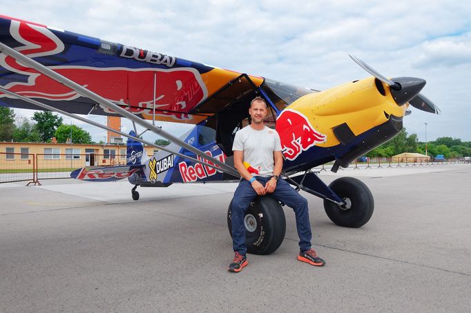 Pilot Łukasz Cziepiela a jeho letadlo, se kterým přistál na střeše mrakodrapu Burž al-Arab, Aviatická pouť Pardubice, květen 2023