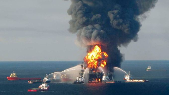 Exploze ropné plošiny Deepwater Horizon v dubnu roku 2010.