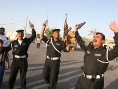 Vyhráli jsme! Policisté se radují na jedné z ulici iráckého města Nadžáf.