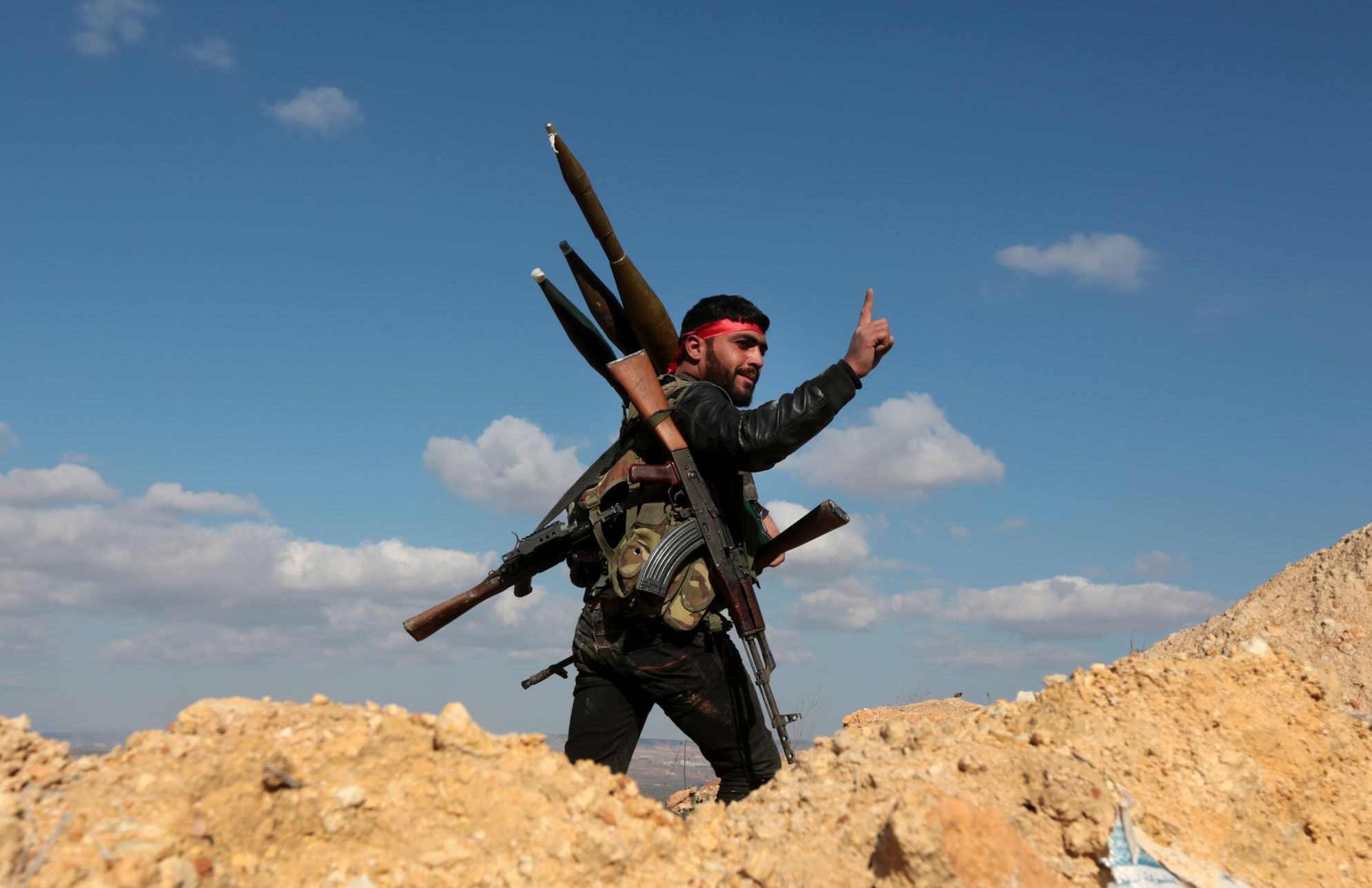Proturecký syrský bojovník v oblasti Afrín.