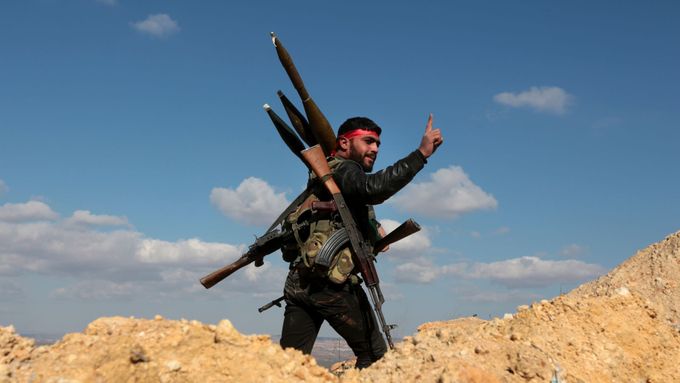 Proturecký syrský bojovník v oblasti Afrín.