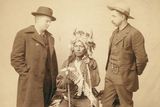 Náčelník Little, který vedl kmen Oglalů (patřili k Siouxům). Fotograf Grabill o něm v popisu fotky napsal, že vyprovokoval „indiánskou revoltu“ v Pine Ridge roku 1890.