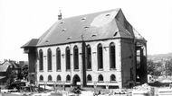 Okolo stojící domy padly k zemi, ale nejvýznamnější architektonická památka v okolí měla štěstí. Kostel bude roku 1975 přesunut, rozhodla vláda. Zde je od kostela už rozebraná věž, jejíž bezpečný přesun by byl až příliš technicky náročný.