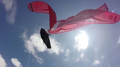 Kamera zachytila srážku paraglidistů ve vzduchu. Čechovi šlo na závodě o život