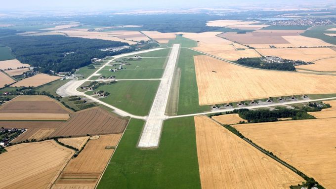 Vnitrostátní veřejné a mezinárodní neveřejné letiště vzniklé v říjnu 2013 z původního vojenského letiště Přerov-Bochoř.