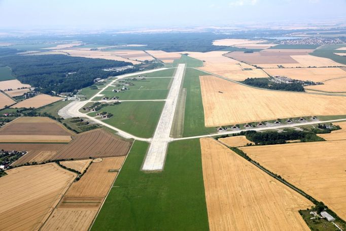 Vnitrostátní veřejné a mezinárodní neveřejné letiště vzniklé v říjnu 2013 z původního vojenského letiště Přerov-Bochoř.