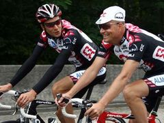 Ivan Basso (vlevo) a při projžďce se šéfém své stáje CSS a bývalým vítězem Tour de France Bjärne Riisem. Ani Basso Tour nakonec nepojede.