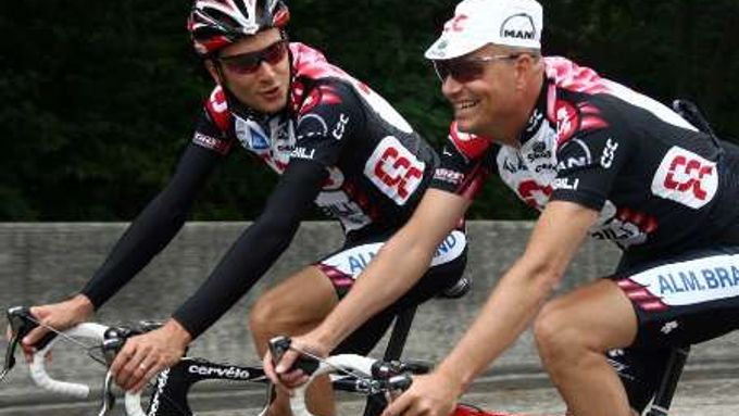 Ivan Basso (vlevo) a při projžďce se šéfém své stáje CSS a bývalým vítězem Tour de France Bjärne Riisem.