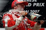 Kimi Räikkönen slaví se šampaňským vítězství ve velké ceně Číny.