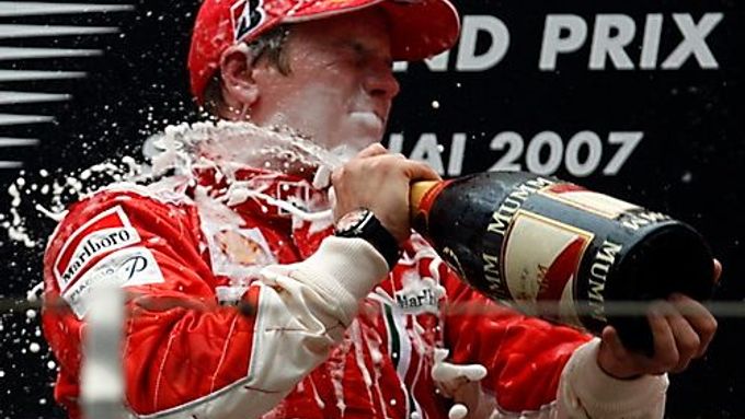 Kimi Räikkönen slaví se šampaňským vítězství ve velké ceně Číny.
