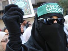 Příznivkyně Hamásu na demonstraci v Damašku s výtiskem Koránu v ruce