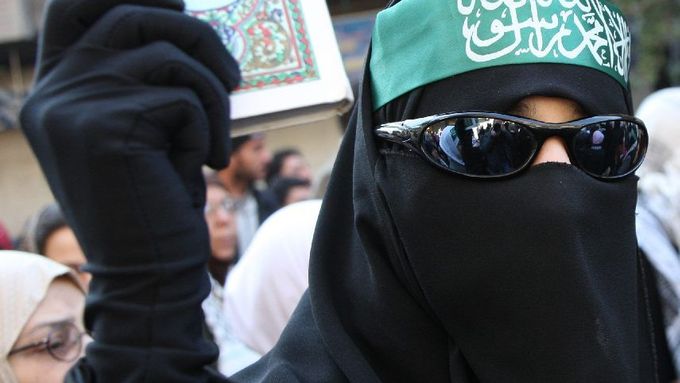 Příznivkyně Hamásu na demonstraci v Damašku s výtiskem Koránu v ruce