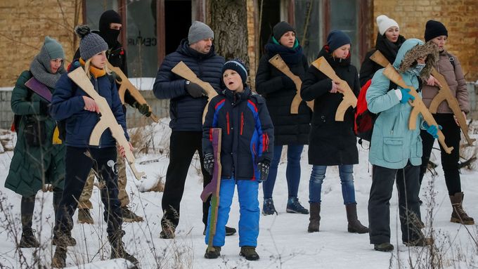 Foto: Dřevěný samopal i pro nejmenší. Ukrajinci cvičí, domobrana posílí vojáky