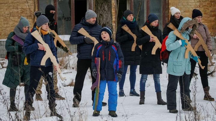 Foto: Dřevěný samopal i pro nejmenší. Ukrajinci cvičí, domobrana posílí vojáky; Zdroj foto: Reuters