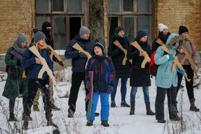 Foto: Dřevěný samopal i pro nejmenší. Ukrajinci cvičí, domobrana posílí vojáky