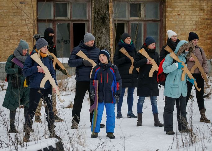 Ukrajinská armáda cvičí civilisty k boji.