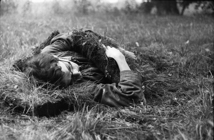 Pokus o spánek, 1982, fotografie, papír, 18 x 26 cm (2 ks). Při snaze usnout v lůně Matky Země dospěl k poznání, že se přikrývka podobá spíše hrobu