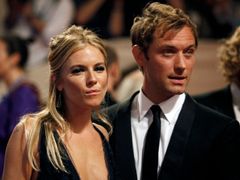 Sienna Miller a Jude Law. Jejich vztah je již passé, spor s novináři nikoli.