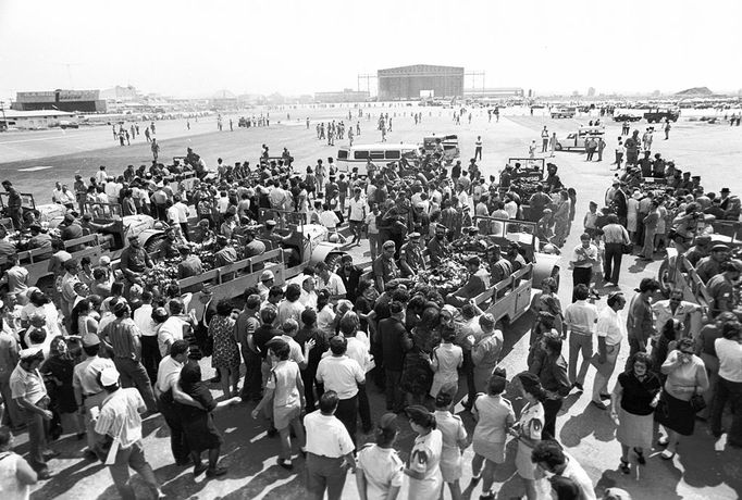 popis: Bodies return to Israel after the Munich Olympics - 07 Sep 1972 1972-09-07 00:00:00 Mandatory Credit: Photo by Neri Gavish/Israel Sun / Rex Features (1701582d) Families on the coffins of the 11 Israelis murdered in Munich by terrorists arrive at Lod (now Ben Gurion) Airport Bodies return to Israel after the Munich Olympics - 07 Sep 1972