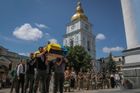 Téměř tisíc lidí v Kyjevě přišlo na pohřeb mladé novinářky, zemřela na frontě