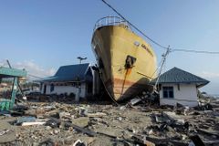 Po zemětřesení v Indonésii se pohřešuje přes 5000 lidí