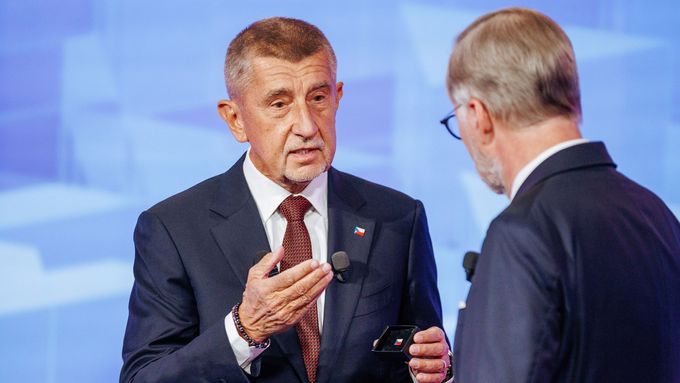"Pokud někdo vydělá 30 miliard na úkor Ukrajiny a na válce, tak se nám to nelíbí," řekl Andrej Babiš (vlevo, s končícím premiérem Petrem Fialou) v sobotu po vyhraných volbách.