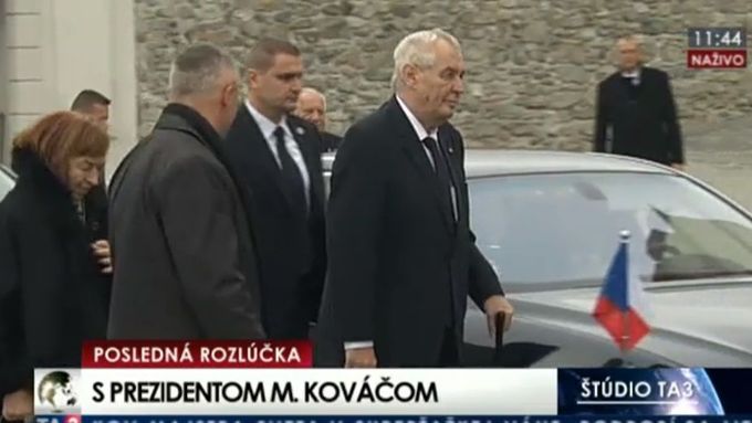 Podívejte se na úryvek ze záznamu zpravodajské televize TA3 z pohřbu bývalého slovenského prezidenta Michala Kováče.