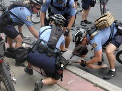 Policisté na kolech zasahují proti jednomu z demonstrantů v St. Paul.