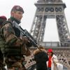 Hon na teroristy - vojáci u Eiffelovy věže