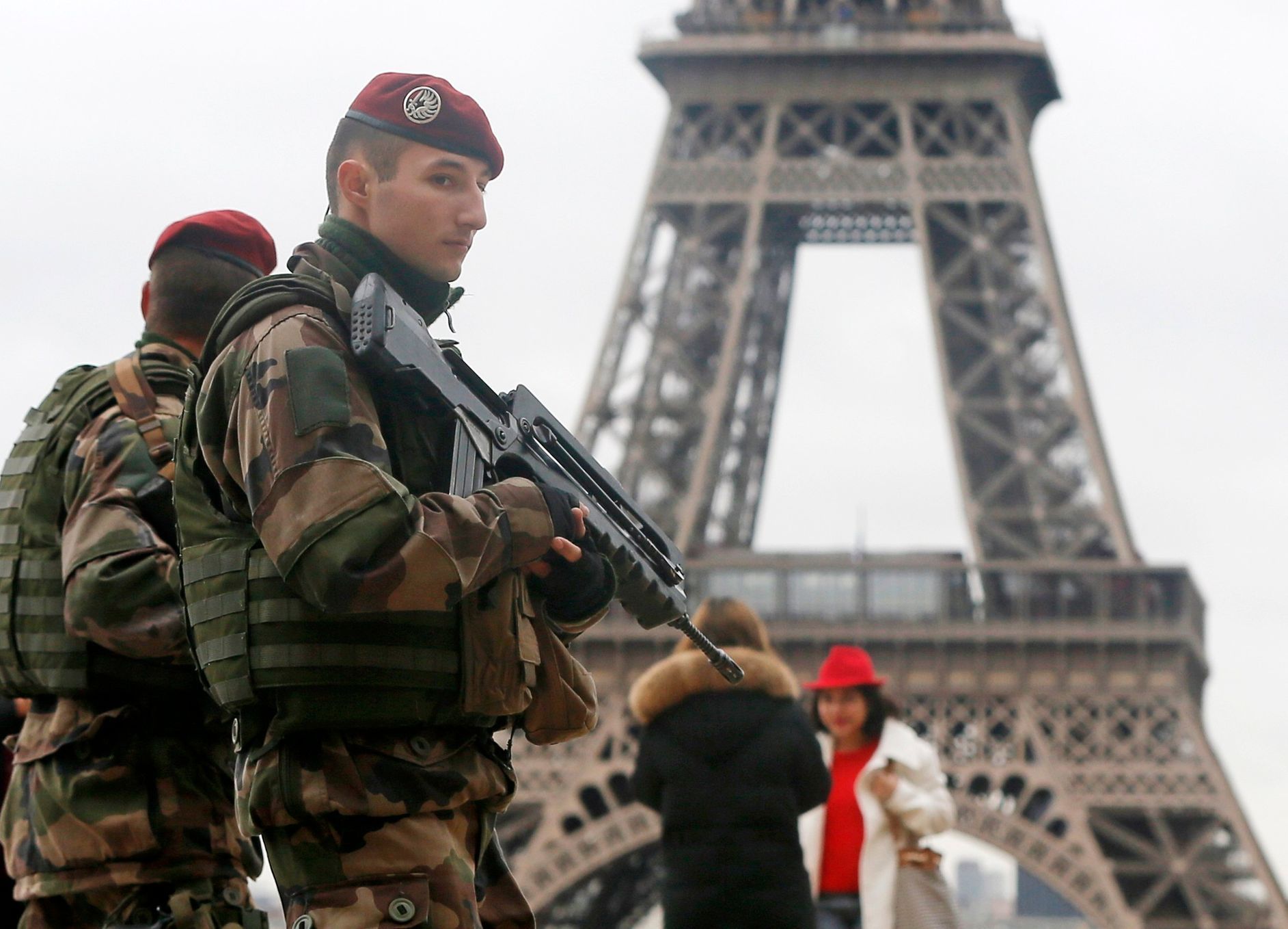 Hon na teroristy - vojáci u Eiffelovy věže