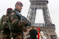 Okolo Eiffelovky vyroste neprůstřelná skleněná zeď. Turisty má ochránit před teroristickým útokem