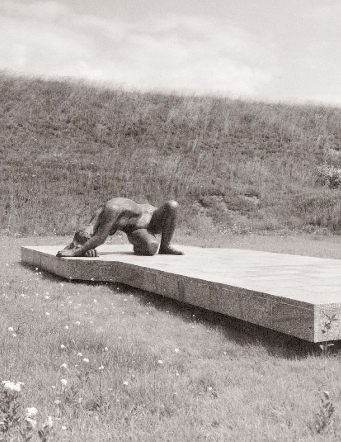 Miloš Zet: Země, 1973 až 1978, bronz, kámen (liberecká žula), 110 centimetrů (velikost postavy 450 cm). Ústřední plastika pietního území Kobyliská střelnice.