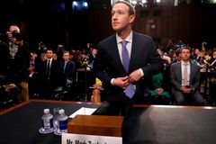 Facebook je bezpečný, ale musíme připravit i model bez reklam, řekl Zuckerberg v Senátu