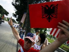 V Albánii se vloni v červnu dostalo Bushovi nadšeného přijetí.
