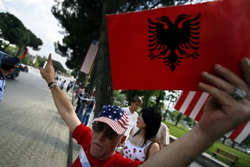 Bush forever v Albánii