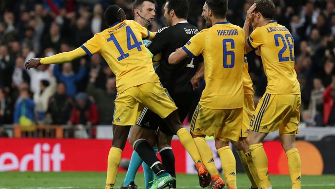 Fotbalisté Juventusu spílají rozhodčímu Michaelu Oliverovi poté, co proti nim v nastavení nařídil rozhodující penaltu