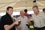 28.4. 2012: David Rath popíjí pivo s ředitelem středočeského krajského úřadu Zdeňkem Štětinou na Středočeských pivních slavnostech.