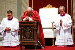 Velký pátek ve světě: Papež vzpomínal na dětské oběti útoků, v Seville se lidé v panice ušlapávali