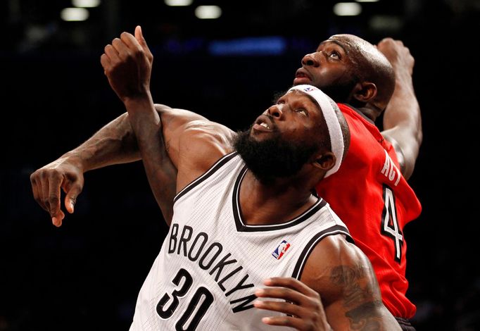 Reggie Evans a Quincy Acy v utkání NBA